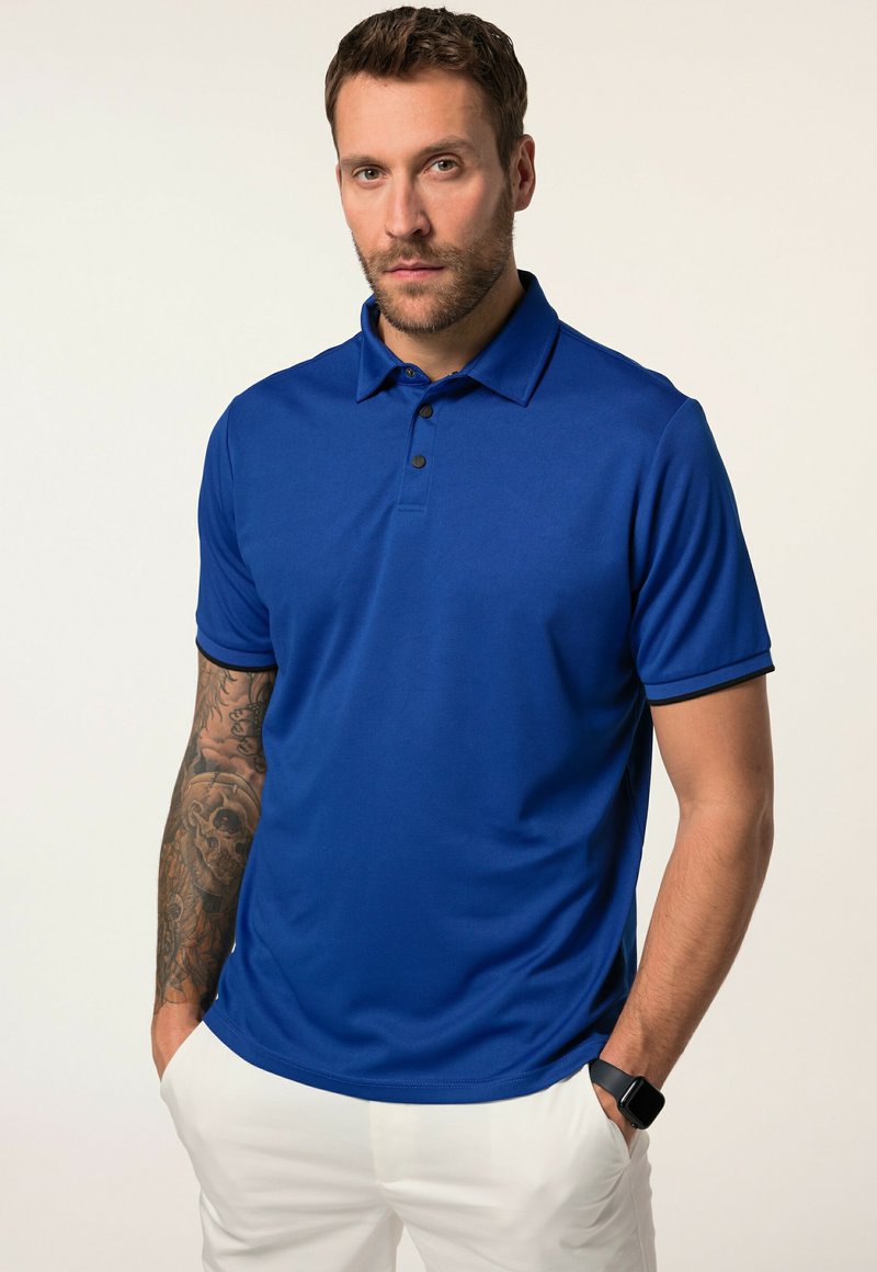 Modrá polo košile z hladkého, lehkého materiálu. Má límeček, zapínání na tři knoflíky a kontrastní černé akcenty na rukávech.