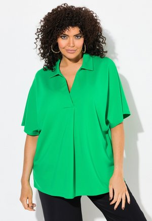 Groene blouse met korte mouwen, een notch-kraag en een ontspannen pasvorm. Gemaakt van gladde stof, met plooidetails bij de halslijn.