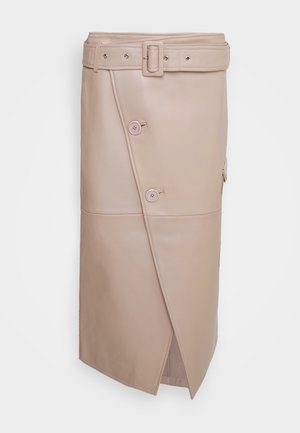 Beige midinedringet nederdel i imiteret læder med knapdetaljer, sideslids og matchende bælte med rektangulær spænde.