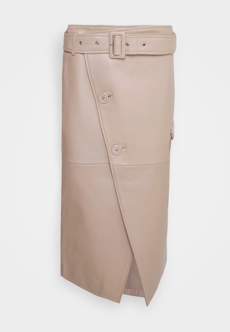 Jupe midi portefeuille beige en similicuir avec détails de boutons, fente latérale et ceinture assortie avec boucle rectangulaire.