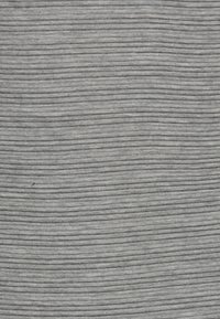 Tejido gris con textura acanalada horizontal, suave al tacto y con sutiles variaciones de color, adecuado para ropa casual o capas.