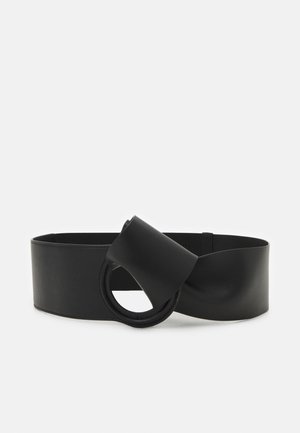 Large ceinture en cuir noir avec une grosse boucle circulaire recouverte de cuir assorti, présentée sur un fond neutre.
