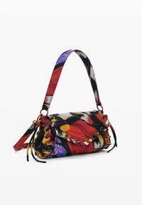 Geantă din material textil colorat cu formă rotundă, având modele roșii, mov și negre, elemente metalice aurii și detalii decorative cu șireturi.
