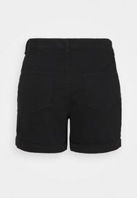 Short en jean noir avec ourlets roulés et deux poches arrière vus de dos sur un fond uni.
