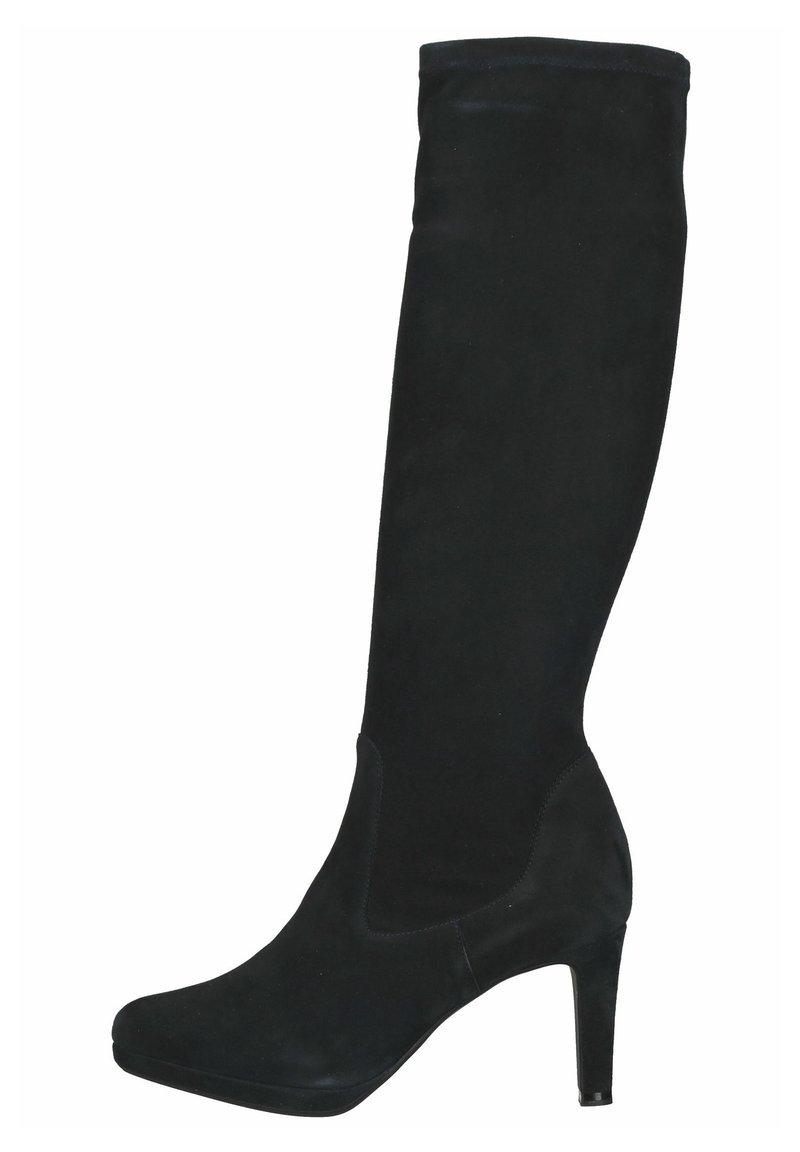 Bota de ante negra hasta la rodilla con forma cónica, puntera afilada y tacón de aguja. Presenta una textura suave y sin herrajes visibles.