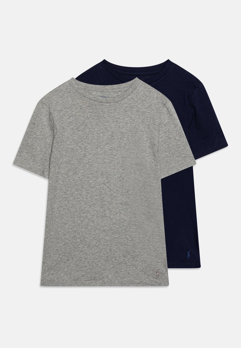 Dos camisetas de manga corta: una gris y una azul marino. Ambas tienen un escote redondo y una textura suave y lisa con pequeños acentos de logo.