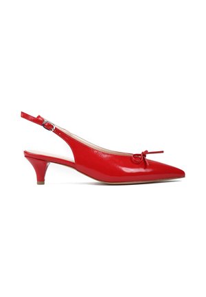 Czerwone lakierowane sandały slingback na niskim obcasie typu kitten heel, z ostkim noskiem i małą kokardką na górze, widok z boku na białym tle.