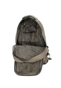 Zaino marrone chiaro con chiusura con zip, ampio spazio interno e una piccola tasca interna. Il tessuto ha una texture simile alla pelle scamosciata e una fodera liscia.