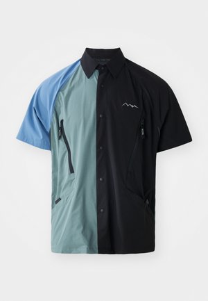 Camicia a maniche corte con bottoni, caratterizzata da un design color-block nei colori blu, verde acqua e nero. Include diverse tasche con zip e un logo dell'agenzia.