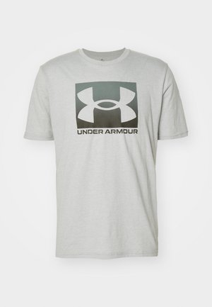 Lysegrå bomull t-skjorte med en stor svart og grå Under Armour-logo foran, rund hals og korte ermer.
