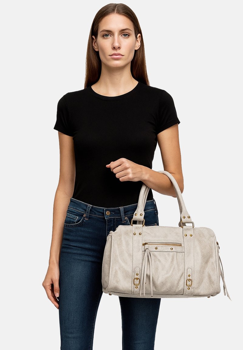 Borsa a mano in similpelle beige con due manici superiori, dettagli in hardware dorato, tasca frontale con zip e finitura testurizzata. Dotata di chiusura a zip.
