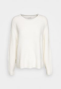 Biały sweter wykonany z miękkiego materiału, z prążkowaną teksturą na rękawach i ciele, okrągłym dekoltem oraz rozcięciami po bokach przy dolnym brzegu.