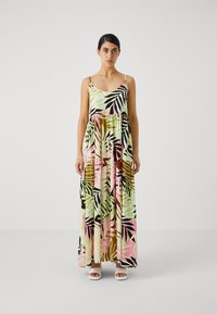 Rochie maxi cu un tiv ajustat, fustă evazată și model de frunze tropicale în verde, roz și negru; prezintă bretele subțiri și accente aurii.