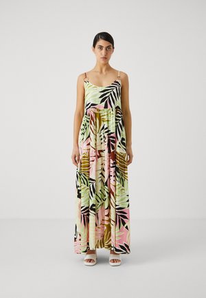 Robe maxi avec un corsage ajusté, une jupe évasée et un motif de feuilles tropicales en vert, rose et noir ; elle est dot�ée de fines bretelles et d'accents dorés.
