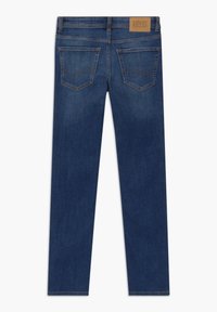 Tmavě modré džíny rovného střihu se zadními kapsami, kontrastním prošíváním, poutky na pásek a hnědou koženou nášivkou značky Jack & Jones.