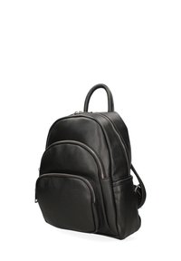 Zaino in pelle nera con una forma strutturata, dotato di due tasche frontali con zip, una maniglia superiore e spallacci regolabili.