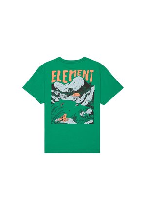 T-shirt vert avec un graphisme coloré de montagnes, une rivière, des plantes, une tente orange et le mot "ELEMENT" en grandes lettres orange.