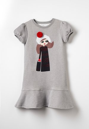 Vestido gris de algodón con mangas cortas abullonadas, dobladillo con volantes y un diseño colorido de caricatura que presenta un personaje con un atuendo negro y un pompón rojo.