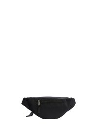 Cangurera de tela negra con un acabado texturizado, forma curva, un bolsillo frontal con cremallera y correa ajustable. Diseño simple y funcional.