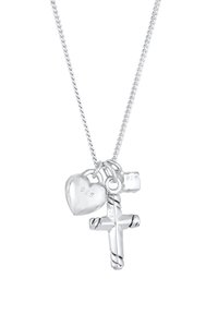 Sølvhalskæde i sterling sølv med et snoet kors charme, en skinnende hjerte charm og et lille mærke, alle stemplet med "925." Kæden har et snoet design.