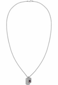 Sølv kæderekæde med to hundetags vedhæng, et med tekstur og et der viser et navy blåt og rødt "TH" logo.