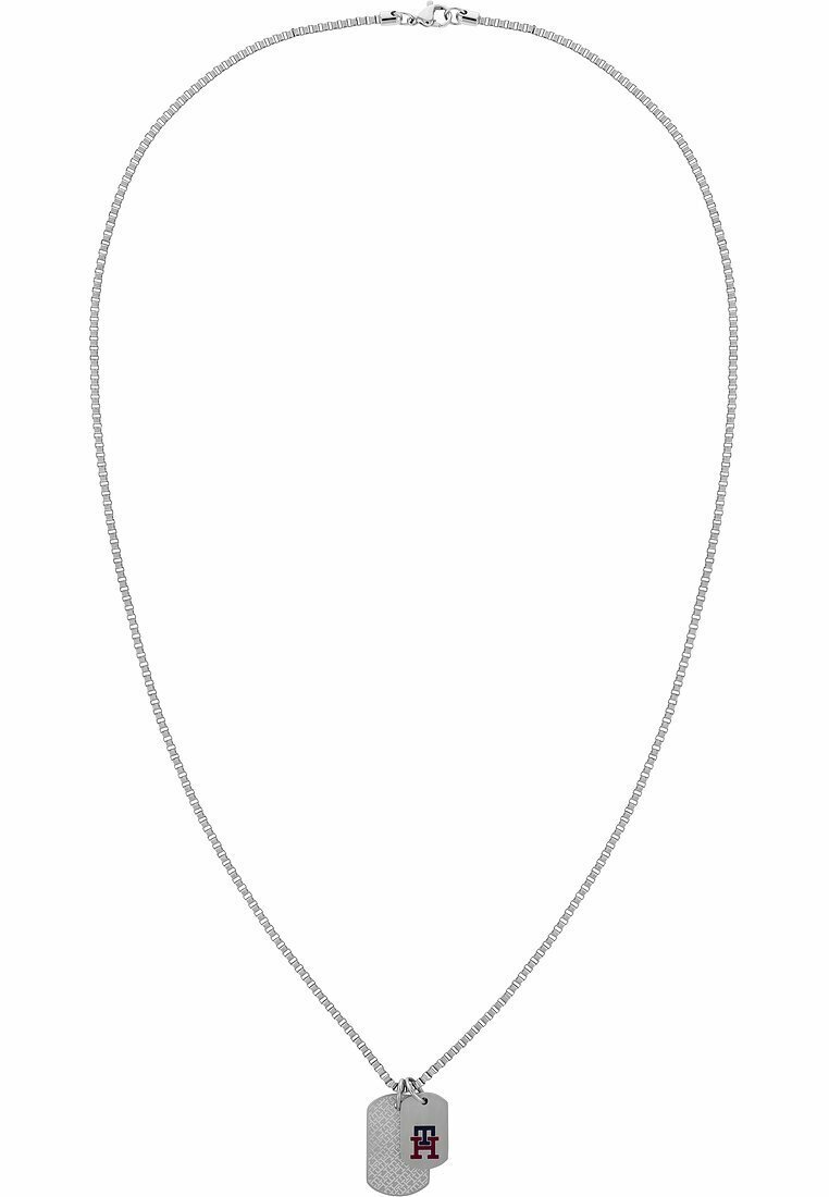 Sølv kæderekæde med to hundetags vedhæng, et med tekstur og et der viser et navy blåt og rødt "TH" logo.