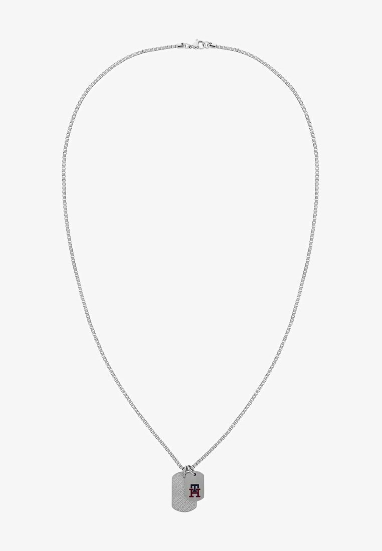 Sølv kæderekæde med to hundetags vedhæng, et med tekstur og et der viser et navy blåt og rødt "TH" logo.