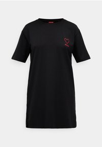 Μαύρη βαμβακερή μπλούζα με στρογγυλή λαιμόκοψη, κοντά μανίκια και πλευρικές ανοίξεις. Περιλαμβάνει ένα μικρό λογότυπο κόκκινης καρδιάς και το κείμενο "HUGO" στην περιοχή του στήθους.