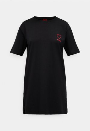 Μαύρη βαμβακερή μπλούζα με στρογγυλή λαιμόκοψη, κοντά μανίκια και πλευρικές ανοίξεις. Περιλαμβάνει ένα μικρό λογότυπο κόκκινης καρδιάς και το κείμενο "HUGO" στην περιοχή του στήθους.