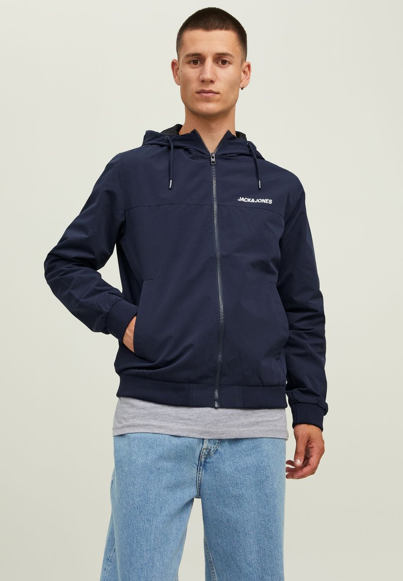 Jack & Jones - JJERUSH BLOCKING HOOD - Lichte jas - navy, Vergroten