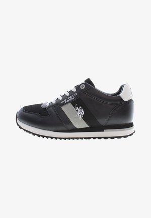 Czarny but sportowy z syntetyczną cholewką, białymi akcentami, szarym paskiem, okrągłym noskiem, gumową podeszwą oraz logo U.S. Polo Assn. po boku.