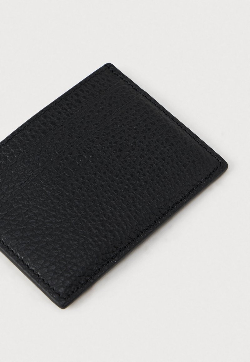 Zwarte kaarthouder van textuurleer met een rechthoekige vorm, voorzien van subtiele stiksels en gegraveerde details op het oppervlak.
