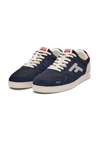 Baskets bleu marine en suède et mesh, avec des lacets crème et une semelle en caoutchouc de couleur claire. Détail de logo gris notable sur le côté.