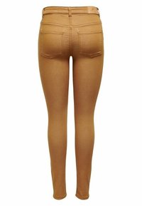 Bruine stretchy jeans met een slim fit, twee achterzakken en een hoge tailleband. De stof heeft een gladde textuur en een effen kleur.