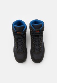 Schwarze und blaue hohe Wanderschuhe aus Mesh und Wildleder. Zu den Merkmalen gehören eine Schnürung, ein gepolsterter Kragen und eine strukturierte Außensohle.