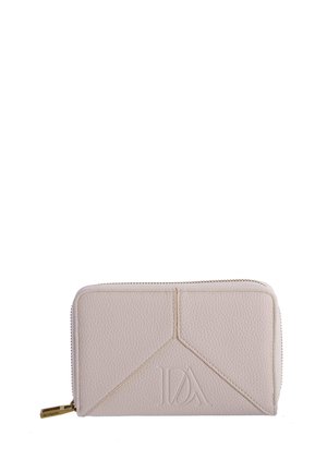 Cartera de cuero beige texturizada con logo "DA" en relieve, costuras geométricas y tirador de cremallera dorado sobre fondo blanco.