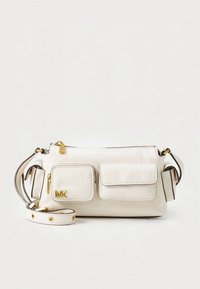 Hvid læder crossbody taske med to forlommer, guldfarvede beslag og justerbar rem. Glat tekstur med syede detaljer.