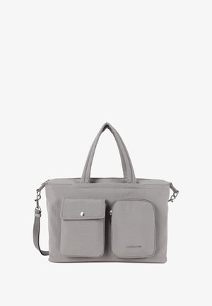 Borsa tote in tessuto grigio con doppie tasche frontali, texture liscia, doppie maniglie e tracolla rimovibile. Presenta un delicato dettaglio con il logo.