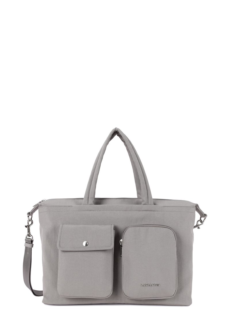 Borsa tote in tessuto grigio con doppie tasche frontali, texture liscia, doppie maniglie e tracolla rimovibile. Presenta un delicato dettaglio con il logo.