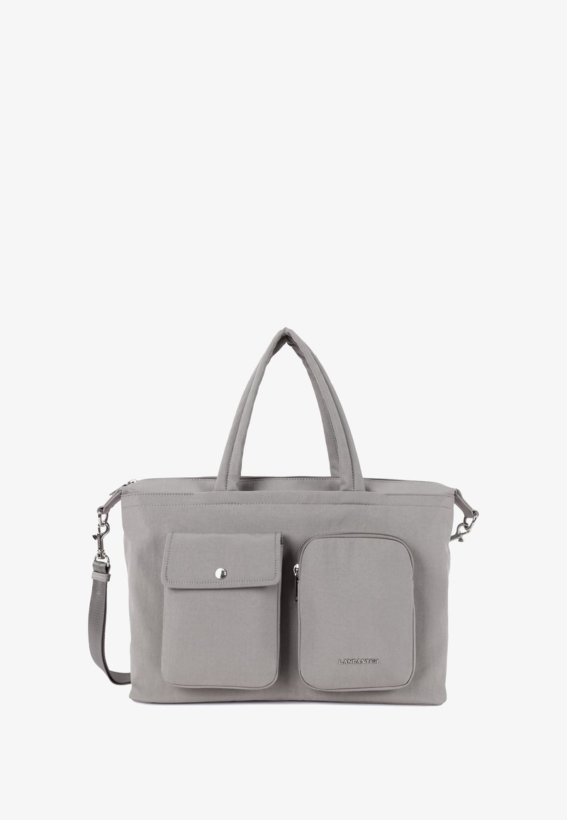 Borsa tote in tessuto grigio con doppie tasche frontali, texture liscia, doppie maniglie e tracolla rimovibile. Presenta un delicato dettaglio con il logo.