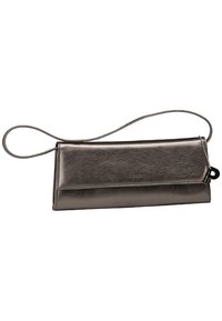 Clutch de cuero sintético gris metálico con solapa plegable, correa para la muñeca y un sutil logotipo en el frente. Textura suave, diseño elegante.