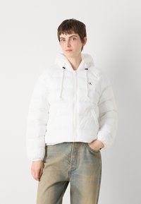 Calvin Klein Jeans LIGHTWEIGHT LOGO PUFFER - Zimná bunda - snow white