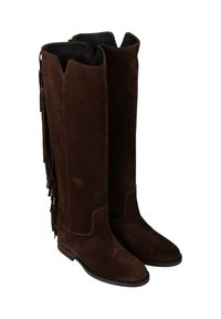 Bottes en suede marron arrivee genou avec une texture douce, présentant des franges sur les côtés et un design à bout rond. Des coutures contrastantes accentuent les bords.