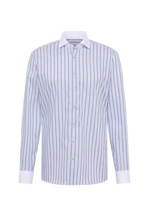Camicia a maniche lunghe azzurro chiaro con strisce verticali scure. Caratterizzata da un colletto aperto, chiusura frontale con bottoni e polsini bianchi. Realizzata in tessuto intrecciato.