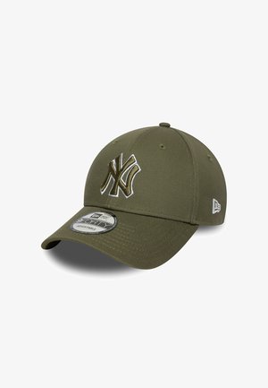 Gorra color verde oliva hecha de tejido texturizado, con un logo bordado en blanco de NY en la parte frontal, visera curvada y etiqueta de correa ajustable.