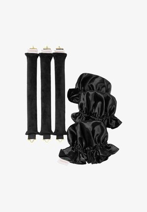 Drei schwarze Samthaarnadeln mit Metallklammern und drei schwarze Satin-Haargummis, arrangiert auf weißem Hintergrund.