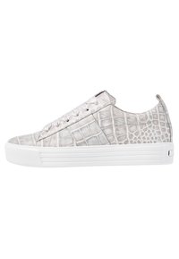 Baskets texturées gris clair avec un motif crocodile, dotées de lacets en satin et d'une semelle en caoutchouc blanche. Design classique bas.