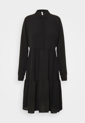 Vestido negro de manga larga con volantes, cuello y tapeta frontal con botones, con un ajuste holgado y detalle fruncido en la cintura.