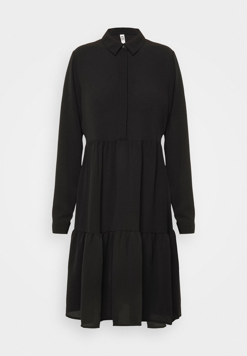 Robe noire à manches longues à volants, avec col et patte de boutonnage devant, dotée d’une coupe ample et d’un détail froncé à la taille.
