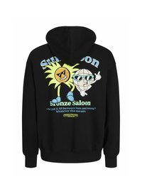 Czarna bluza z kapturem z graficznym wzorem przedstawiającym słońce i księżyc, w żywych kolorach, z nadrukowanym tekstem. Wykonana z miękkiego materiału bawełnianego, z obszernym kapturem.